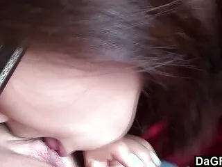 La porno video massaggi giovane cagna Yvette in abiti erotici gestisce il TISD con le dita