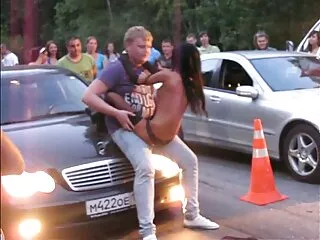 Ragazza russa Margot accarezza massaggi tra maschi il pisque attraverso Capron collant