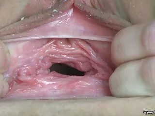 Il ragazzo blu con i tatuaggi si tira massaggi video hot lentamente dal Cazzo