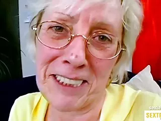 Una ragazza molto massaggio sessuale video sottile ha mostrato tette piccole