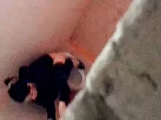 Pervertito impasta spaghetti piedi massaggi erotici completi con pomodori