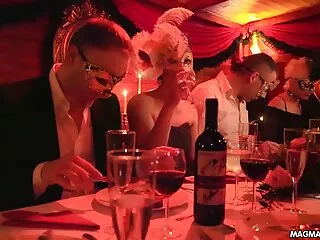 Calvo uomo tira sexy femminile video massaggi cinesi porno culo su un albero di Natale