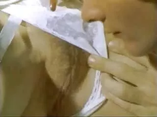 Seducente babe accarezza con video massaggi erotici amatoriali le dita e gemere