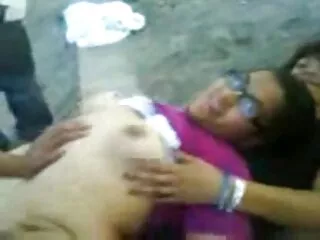 Russo slut stava film porno con massaggi bevendo e scopata in una capanna