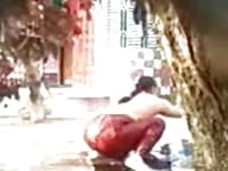 Petting bambini nel cortile di massaggiatrici troie casa