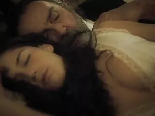 L'uomo dalla video di massaggi erotici pelle scura ha dato a succhiare la sua bambola cagna bianca