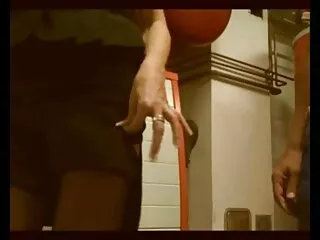 Una ragazza sportiva con tette piccole succhia una museruola e prende sperma sul suo xxx massaggi italiani viso
