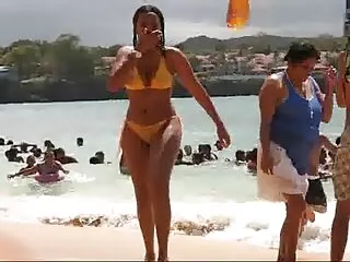Bionda massaggi porno gratis con un berretto alto pone sulla spiaggia