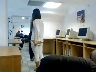 Diciottenne è in piedi massaggi rilassanti porno a scopare su una cagna