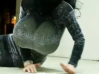 Il maniaco sexy ha video di massaggi erotici installato una telecamera nascosta nella sala di montaggio