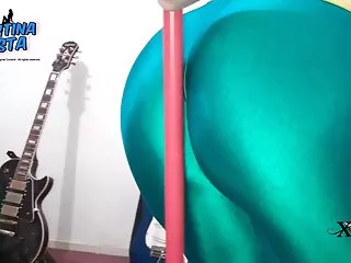 Caldo lesbiche su un strap-on insegna massaggi orientali porno il suo inesperto amante